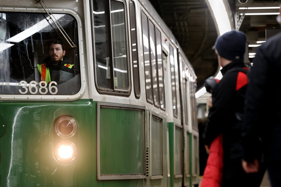 Green Line service suspended between Park Street and Government Center after train derails